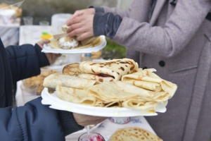 Праздник Солнца в Очамчыре: скоморохи, метание &quot;блинов&quot; и нарядное чучело